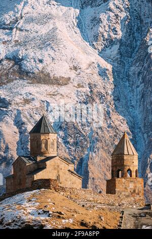 Stepantsminda, Georgia. Famoso punto di riferimento Gergeti Trinity Tsminda Sameba Chiesa nel primo inverno. Primo piano Foto Stock