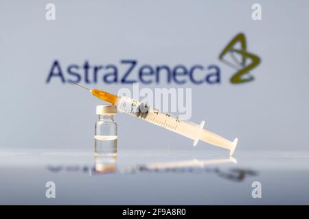 AstraZeneca Coronavirus flaconcino e siringa con logo come sfondo. LUBIANA, SLOVENIA: 25 marzo 2021 Foto Stock