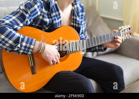 Bracciali di amicizia con motivo indiano sul polso del chitarrista Foto Stock