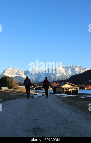 Escursione a Gerold, due giovani donne di fronte ai Monti Karwendel, Germania, Baviera, Werdenfels, Geroldsee, View, Karwendel, autunno Europa, alta Baviera, Werdenfelser Land, alpi, paesaggio montano, montagne, Monti Karwendel, paesaggio, Vicino Krün, natura, riposo, silenzio, Idyll, stagione, Foto Stock