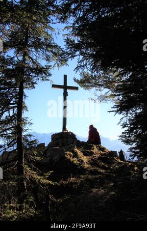 Escursione alla croce Gerolder, giovane donna prende una pausa, Germania, Baviera, Werdenfels, Geroldsee, View, Karwendel, autunno Europa, alta Baviera, Werdenfelser Land, Alpi, paesaggio di montagna, montagne, Karwendel montagne, paesaggio, Vicino Krün, lago, Wagenbrüchsee, natura, riposo, Silenzio, idillio, stagione, Foto Stock