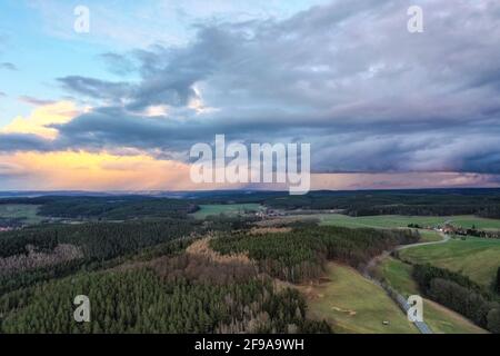 Drone foto del Leuchtenburg con una cella di tuono che passa. Foto Stock