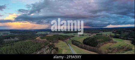 Drone foto del Leuchtenburg con una cella di tuono che passa. Foto Stock