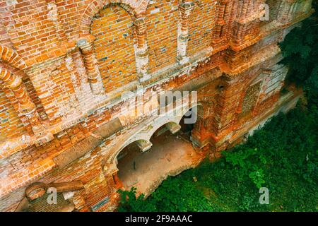 Dziemjanki, Regione di Gomel, Bielorussia. Vista elevata della residenza abbandonata, fatiscente, Gerard Nicholas Chernobyl Resettlement zone. Chornobyl Foto Stock