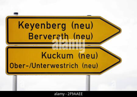 Erkelenz, Renania Settentrionale-Vestfalia, Germania - segnale stradale per il sito di delocalizzazione di Keyenberg, Kuckum, Unterwestrich, Oberwestrich e Berverath, i luoghi dovettero cedere il posto alla miniera di lignite aperta RWE a Garzweiler, RWE Power sta sviluppando la nuova area residenziale insieme alla città di Erkelenz. Foto Stock