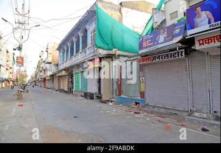 Beawar, Rajasthan, India, 16 aprile 2021: Una visione del mercato desertato durante il coprifuoco del fine settimana imposto dal governo dello stato, in mezzo all'impennata dei casi di coronavirus in tutto il paese, a Beawar. Credit: Sumit Saraswat/Alamy Live News Foto Stock