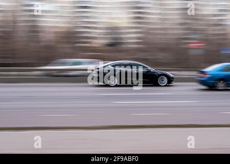 Ucraina, Kiev - 18 marzo 2021: Auto in movimento per strada. Editoriale Foto Stock