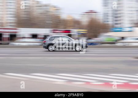 Ucraina, Kiev - 18 marzo 2021: Auto in movimento per strada. Editoriale Foto Stock