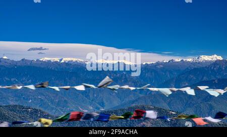 Passo Dochula: Uno splendido passo di montagna, che si trova a circa 20 km da Thimphu, è una concentrazione di 108 stupidi commemorativi noti come "Druk Wangyal Chortens". Foto Stock