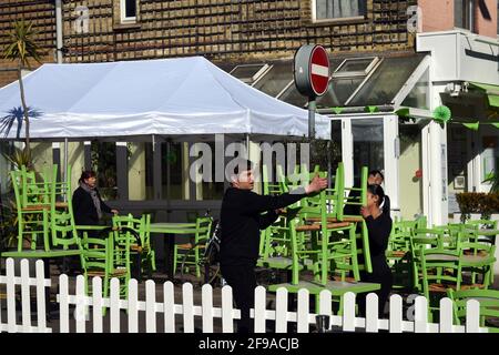 Londra, Regno Unito, 17 aprile 2021 Northcote strada pedonale per consentire alle imprese di recuperare dopo il blocco. Il sole di sabato mattina, mentre pub e ristoranti si preparano per la folla. Credit: JOHNNY ARMSTEAD/Alamy Live News Foto Stock