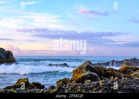 Vista della roccia sul bordo della spiaggia di Sawarna al mattino. La posizione di questa spiaggia è nella provincia di Banten, Indonesia Foto Stock