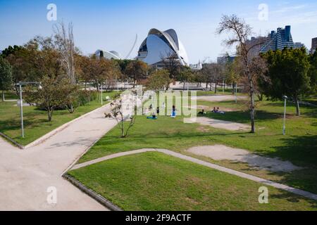 Un gruppo di donne che si esercitano nei Giardini Turia di Valencia, Spagna. Vista delle persone che si godono il parco in un pomeriggio di primavera. Le architetture moderne Foto Stock