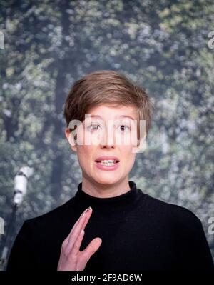 Potsdam, Germania. 17 Apr 2021. Julia Schmidt, presidente dello stato di Brandeburgo di Bündnis 90/Die Grünen, parla ai partecipanti alla conferenza dei delegati dello stato digitale di Bündnis 90/Die Grünen. Il tema della conferenza è l'elezione dei migliori candidati dei Verdi di Brandeburgo per le elezioni federali del 2021. Credit: Kay Nietfeld/dpa/Alamy Live News Foto Stock