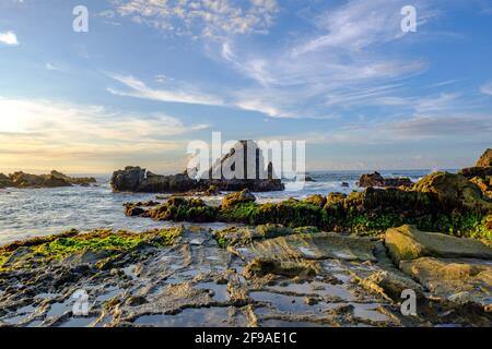 Vista della roccia sul bordo della spiaggia di Sawarna al mattino. La posizione di questa spiaggia è nella provincia di Banten, Indonesia Foto Stock