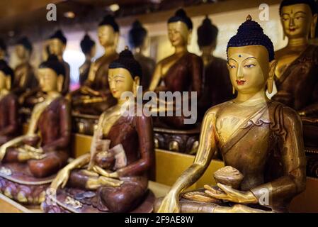 All'interno della statua di Dordenma del Buddha di Thimphu, alta 169 metri, ci sono 125,000 Buddha in miniatura incapsulati all'interno del suo petto di bronzo illuminato Foto Stock