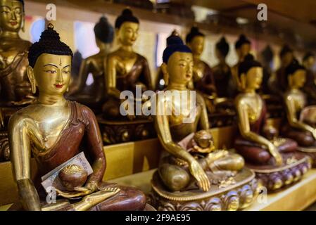 All'interno della statua di Dordenma del Buddha di Thimphu, alta 169 metri, ci sono 125,000 Buddha in miniatura incapsulati all'interno del suo petto di bronzo illuminato Foto Stock