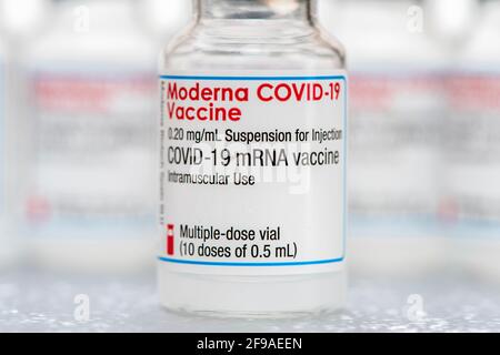 Flaconcino di vaccinazione originale COVID-19 di Moderna Foto Stock