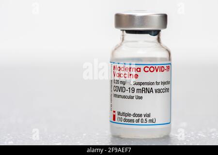 Flaconcino di vaccinazione originale COVID-19 di Moderna Foto Stock
