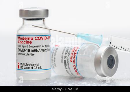 Flaconcino di vaccinazione originale COVID-19 di Moderna Foto Stock
