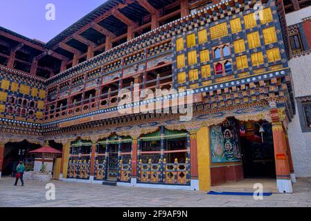 Il motivo per cui Rinpung Dzong è così attraente è che ha grandi architetture e le opere d'arte tesoro (murales, statue e sculture) che risalgono Foto Stock