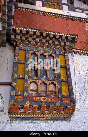 Il motivo per cui Rinpung Dzong è così attraente è che ha grandi architetture e le opere d'arte tesoro (murales, statue e sculture) che risalgono Foto Stock