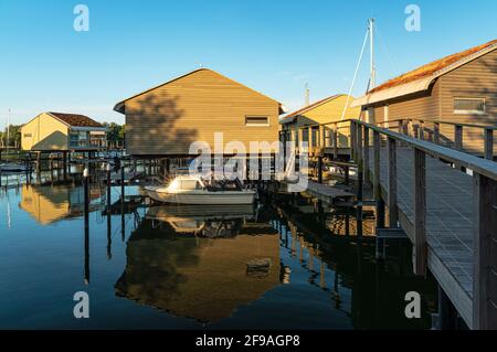 Porto e complesso di case vacanze, Lauterbach, isola di Ruegen Foto Stock