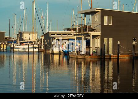 Porto e complesso di case vacanze, Lauterbach, isola di Ruegen Foto Stock