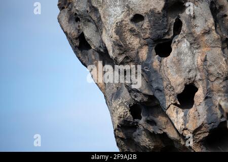 strutture in pietra erose dal tempo sulla costa Foto Stock