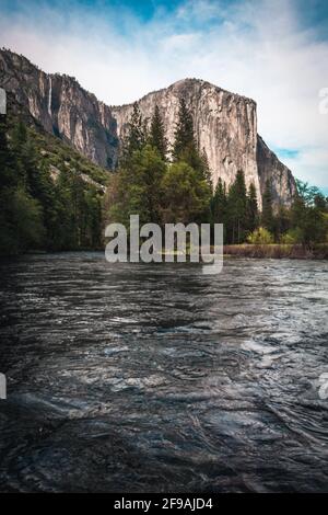 Vista dalla vista della valle affluenza nel Parco Nazionale di Yosemite durante la luce del mattino Foto Stock