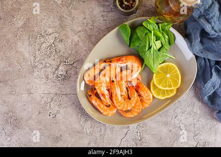 Deliziosi gamberetti cotti in piastra isolata su sfondo grigio. Gamberi bolliti Foto Stock