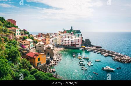 Vista panoramica del mare e del porto in un colorato villaggio Vernazza, Cinque Terre, Italia Foto Stock