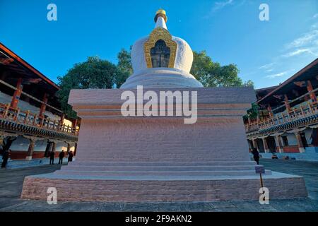 Gli uffici amministrativi si trovano in questo primo cortile con un gigantesco edificio a torre a sei piani e un albero Bodhi al centro. Questa Utse stupa Foto Stock