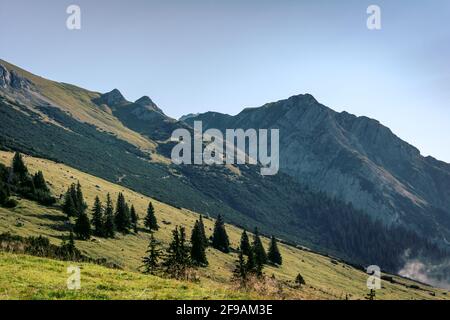 Vista panoramica sull'idilliaco paesaggio alpino di montagna una bella giornata di sole con cielo blu e nuvole dentro estate Foto Stock