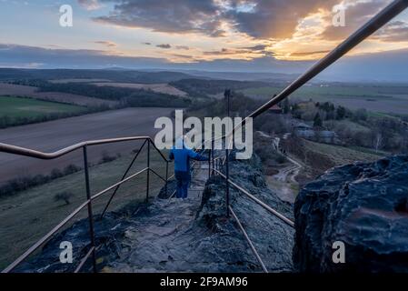 Germania, Sassonia-Anhalt, Ballenstedt, tramonto sulle pietre da banco, parte del muro del diavolo nei monti Harz. Foto Stock