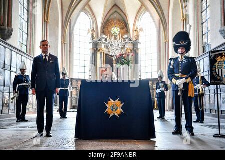 Il compianto principe Filippo, duca di Edimburgo, viene onorato durante una cerimonia che si tiene presso la Chiesa di Riddarholmen a Stoccolma, Svezia, il 17 aprile 2021. L'Ordine reale del Principe Filippo dello scudo Seraphim è posto nella chiesa durante un'ora di campaniling. Il principe Filippo fu fatto cavaliere dell'Ordine dei Serafini dal re Gustaf VI Adolf nel 1954.Photo: Jessica Gow / TT / code 10070 *** SWEDEN OUT *** Foto Stock