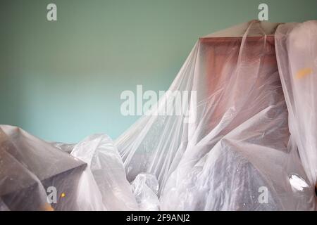 Alloggio in fase di ristrutturazione. Ristrutturazione, pittura, lamina, armadio, mobili, coperto, spazio abitativo Foto Stock