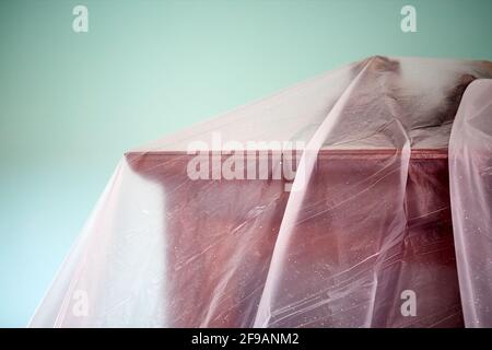 Alloggio in fase di ristrutturazione. Ristrutturazione, pittura, lamina, armadio, mobili, coperto, spazio abitativo Foto Stock