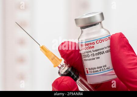 Fiale di vaccinazione originali con vaccino contro la pandemia di Covid-19 Foto Stock