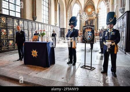 Il compianto principe Filippo, duca di Edimburgo, viene onorato durante una cerimonia che si tiene presso la Chiesa di Riddarholmen a Stoccolma, Svezia, il 17 aprile 2021. L'Ordine reale del Principe Filippo dello scudo Seraphim è posto nella chiesa durante un'ora di campaniling. Il principe Filippo fu fatto cavaliere dell'Ordine dei Serafini dal re Gustaf VI Adolf nel 1954.Photo: Jessica Gow / TT / code 10070 *** SWEDEN OUT *** Foto Stock