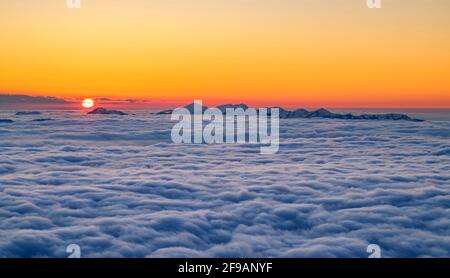 Al tramonto, dal mare di nuvole si protendono le vette montane. Nagelfluhkette, Alpi Allgäu. Baviera, Germania, Europa Foto Stock