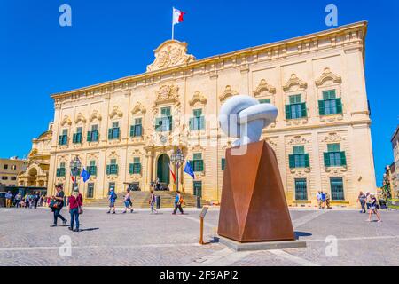 LA VALLETTA, MALTA, 2 MAGGIO 2017: Si sta passeggiando davanti all'auberge de Castille, sede del primo ministro maltese, a la Valletta Foto Stock