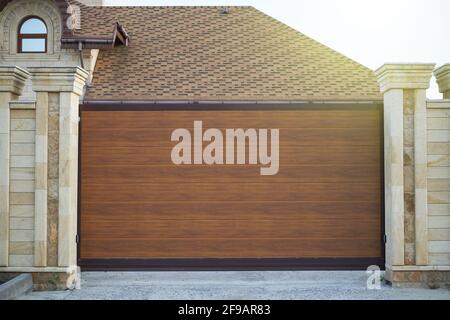 Moderne porte scorrevoli in plastica per una casa privata Foto Stock