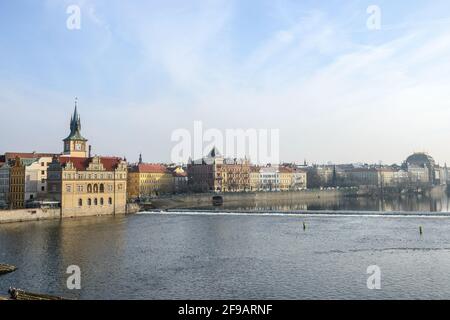 Vista panoramica verso l'argine di Smetanovo sul fiume Moldava dal Ponte Carlo, Praga, Repubblica Ceca. Foto Stock