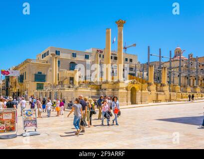 VALLETTA, MALTA, 3 MAGGIO 2017: Le persone passeggiano di fronte a un teatro all'aperto nel centro storico di la Valletta, Malta Foto Stock