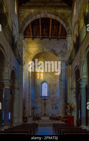 TRANI, ITALIA, 5 MAGGIO 2014: Vista dell'interno della famosa basilica di san nicola pellegrino dietro un faro nella città italiana Trani. Foto Stock