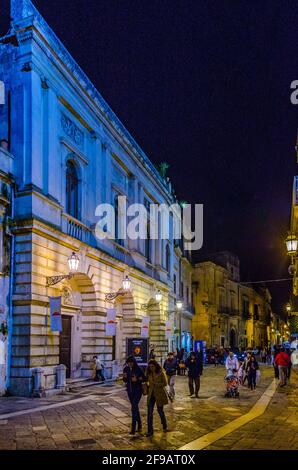 LECCE, ITALIA, 2 MAGGIO 2014: Vista notturna di una strada nella città italiana Lecce Foto Stock