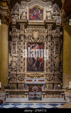 LECCE, 2 MAGGIO 2014: Vista dell'interno su una chiesa di Lecce in Puglia. Foto Stock