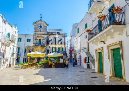 CISTERNINO, ITALIA, 21 GIUGNO 2014: Veduta di una piccola piazza a Cisternino, Italia. Foto Stock