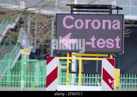 I cartelli per le informazioni stradali sui test della corona olandese ito indicano un centro di test. Traduzione: Teststraat significa strada di prova Foto Stock