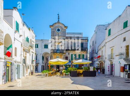 CISTERNINO, ITALIA, 21 GIUGNO 2014: Veduta di una piccola piazza a Cisternino, Italia. Foto Stock